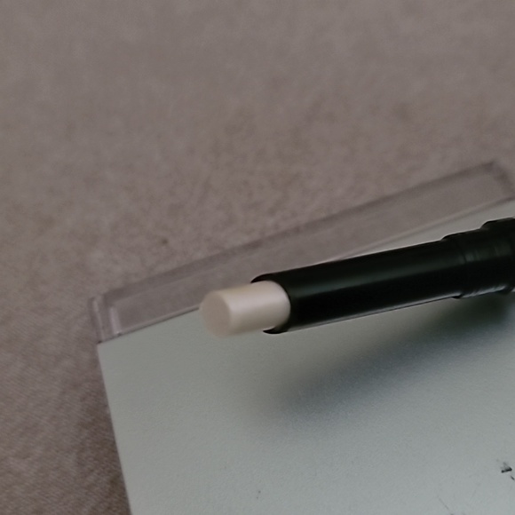 MODELS PREFER DUO- NEUTRALIZING POWDER & LIP CARE STICK - Picture 3 of 3